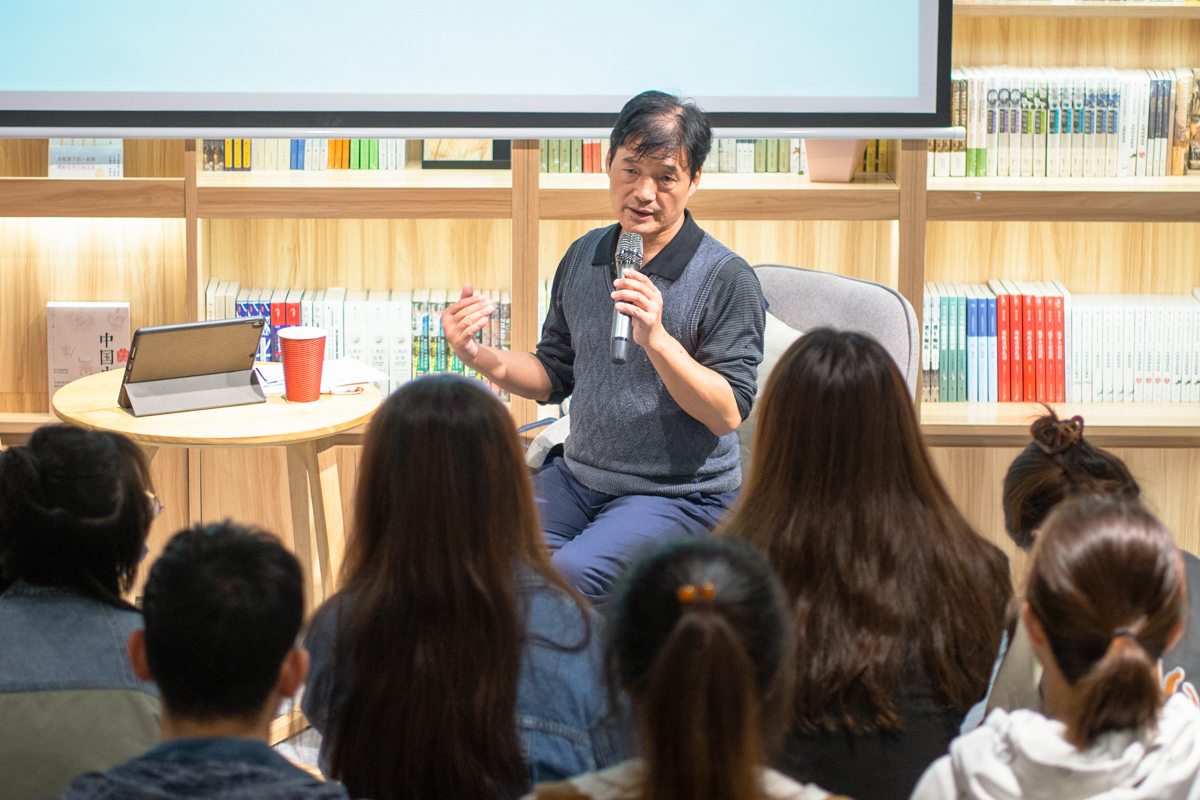 张俊飚老师回答同学问题(学通社记者 邓颖骏 摄)